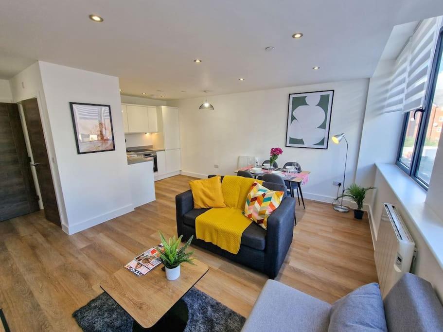 Free Parking: Old Trafford Apartment マンチェスター エクステリア 写真