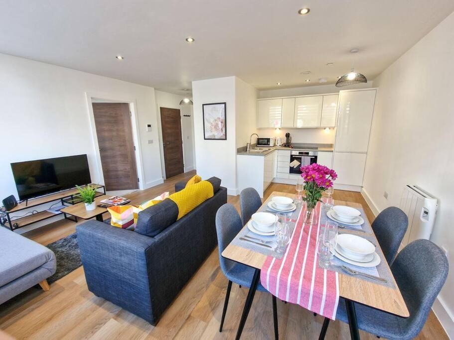 Free Parking: Old Trafford Apartment マンチェスター エクステリア 写真